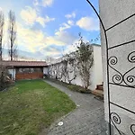 Stylische Messewohnung Mit Garten & Parkplatz