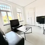 Stylische Messewohnung Mit Garten & Parkplatz