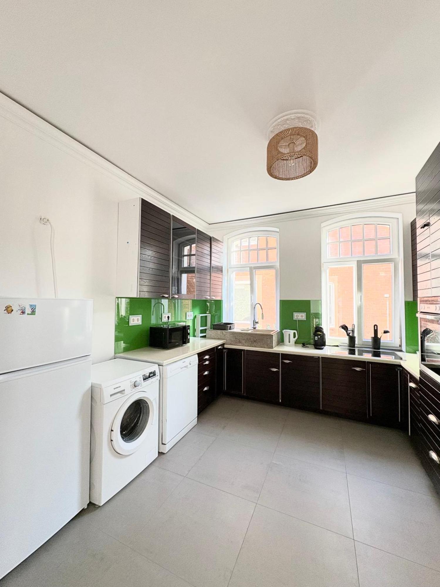 Stylische Messewohnung Mit Garten & Parkplatz