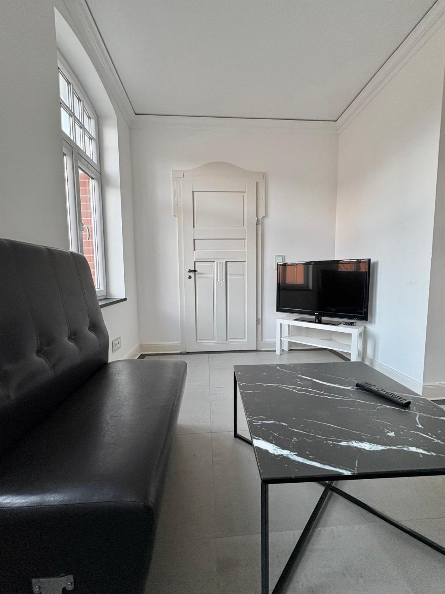Stylische Messewohnung Mit Garten & Parkplatz